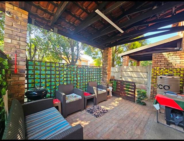 2 BEDROOM TOWNHOUSE FOR SALE IN ALLEN'S NEK